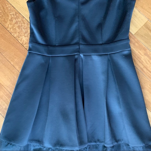 Flattering Black Dress - Picture 6 of 7